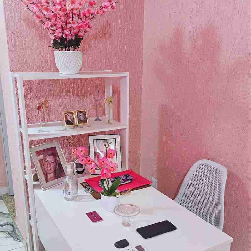 Mesa de Atendimento e Detalhes de Decoração - Estética Carla Rodrigues São Gonçalo